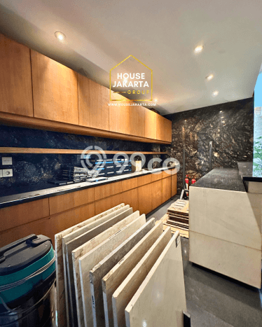AREA KOMERSIAL! Gudang Kawasan Kebayoran Baru, Luas 409m2m², Akses Raya AREA KOMERSIAL! Gudang Kawasan Kebayoran Baru, Luas 409m2m², Akses Raya