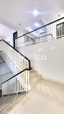 Hunian Elit LB 250m2 Siap Pakai Desain Elegan di Bintaro, Tangerang Selatan Hunian Elit LB 250m2 Siap Pakai Desain Elegan di Bintaro, Tangerang Selatan