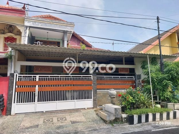For Sale Rumah 5 Kamar Lokasi Ideal Nyaman dan Strategis di Rungkut For Sale Rumah 5 Kamar Lokasi Ideal Nyaman dan Strategis di Rungkut