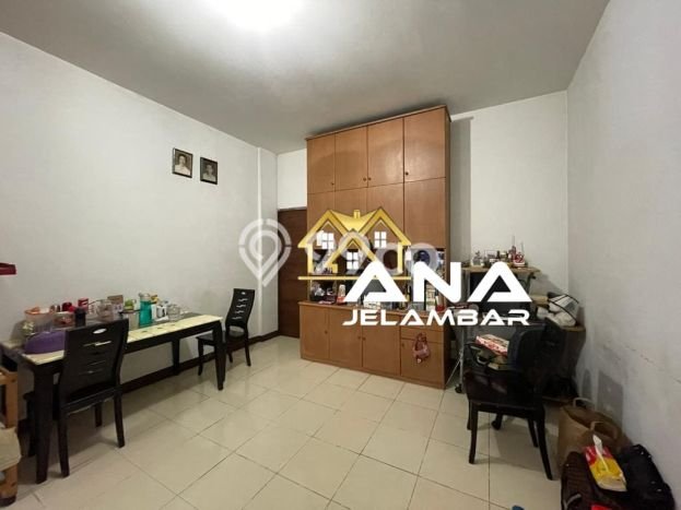 Disewakan! Rumah 3 Kamar Tidur &
3 Kamar Mandi di Jelambar, Jakarta Barat Disewakan! Rumah 3 Kamar Tidur &
3 Kamar Mandi di Jelambar, Jakarta Barat