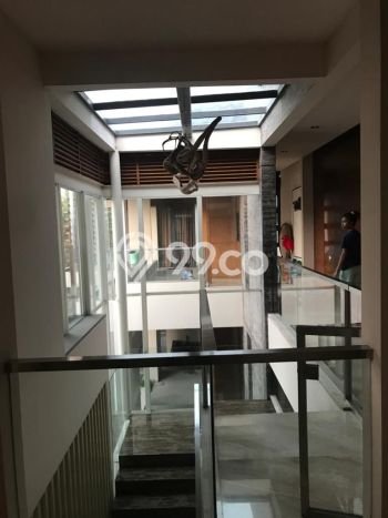 Hunian Elit LB 1200m2 Siap Pakai Desain Elegan di Graha, Surabaya Hunian Elit LB 1200m2 Siap Pakai Desain Elegan di Graha, Surabaya