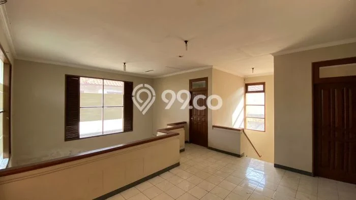 Rumah Mewah LB 213m2 Siap Pakai Desain Elegan di Graha, Surabaya Rumah Mewah LB 213m2 Siap Pakai Desain Elegan di Graha, Surabaya
