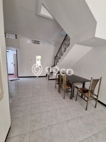 Dijual Hunian Rumah Terawat 4 KT di Dukuh Kupang, Surabaya Dijual Hunian Rumah Terawat 4 KT di Dukuh Kupang, Surabaya