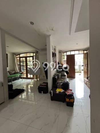 Rumah Mewah LB 230m2 Siap Pakai Desain Elegan di Bintaro, Tangerang Selatan Rumah Mewah LB 230m2 Siap Pakai Desain Elegan di Bintaro, Tangerang Selatan