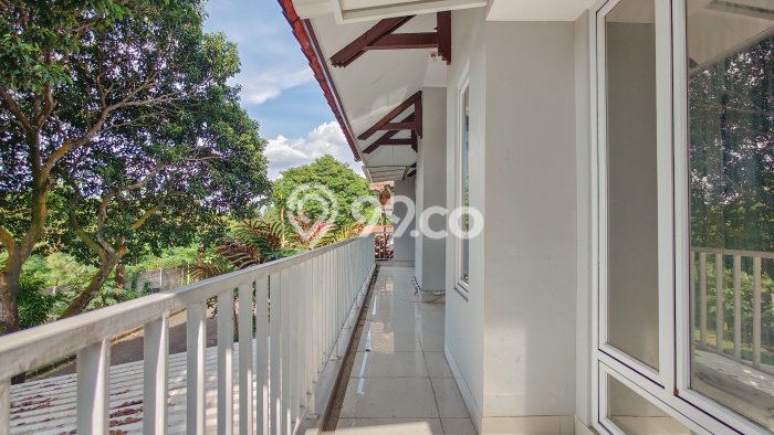 Rumah Mewah LB 300m2 Siap Pakai Desain Elegan di BSD City, Tangerang Rumah Mewah LB 300m2 Siap Pakai Desain Elegan di BSD City, Tangerang