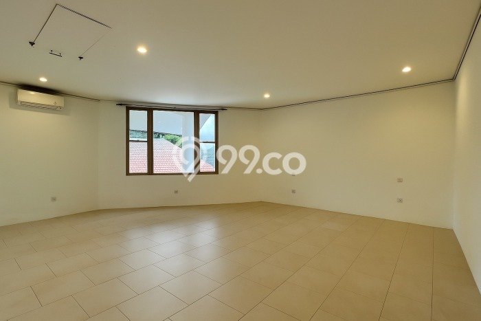 Sewa Rumah Nyaman di SCBD LT 400m2 / LB 800m2 Siap Huni Sewa Rumah Nyaman di SCBD LT 400m2 / LB 800m2 Siap Huni