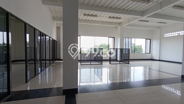 Ruko Disewa di Bandung dengan LB 900m2 Area Komersial Ramai Ruko Disewa di Bandung dengan LB 900m2 Area Komersial Ramai