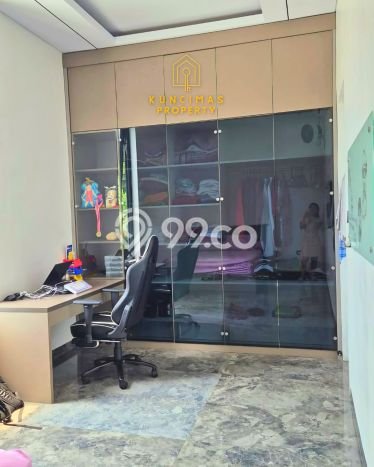 Siap Huni Hunian Elit 6 Kamar di Kebon Jeruk Dekat ke Mana Pun Siap Huni Hunian Elit 6 Kamar di Kebon Jeruk Dekat ke Mana Pun