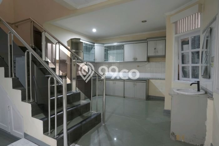 For Sale Rumah 5 Kamar Lokasi Ideal Bagus dan Strategis di Antapani For Sale Rumah 5 Kamar Lokasi Ideal Bagus dan Strategis di Antapani