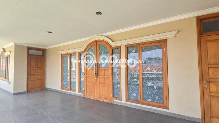 Siap Huni Rumah Mewah 5 Kamar di Kebayoran Baru Dekat ke Mana Pun Siap Huni Rumah Mewah 5 Kamar di Kebayoran Baru Dekat ke Mana Pun