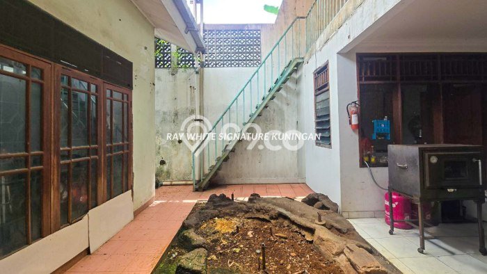 For Sale! Luxury House LT 254m2 Desain Modern di Guntur For Sale! Luxury House LT 254m2 Desain Modern di Guntur