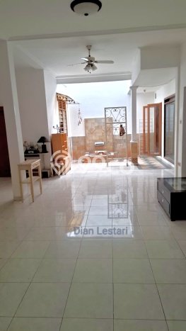 Disewakan Rumah Konsep Modern di Tebet Jakarta Selatan dengan 5 Kamar Disewakan Rumah Konsep Modern di Tebet Jakarta Selatan dengan 5 Kamar