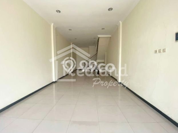 LOKASI STRATEGIS! Ruko Kawasan Banyumanik, Luas 200m2m², Jalan Utama LOKASI STRATEGIS! Ruko Kawasan Banyumanik, Luas 200m2m², Jalan Utama