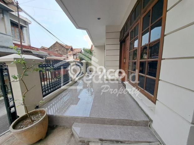 Jual Rumah Favorit Siap Huni LB 310m2 di Banyumanik, Semarang Jual Rumah Favorit Siap Huni LB 310m2 di Banyumanik, Semarang