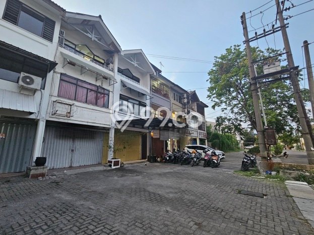 Ruko Disewa di Surabaya dengan LB 202m2 Area Komersial Ramai Ruko Disewa di Surabaya dengan LB 202m2 Area Komersial Ramai