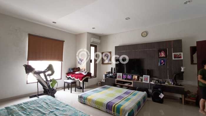 Ready to Use! Luxury House LT 198m2 Desain Elegan di Taman Surya Ready to Use! Luxury House LT 198m2 Desain Elegan di Taman Surya