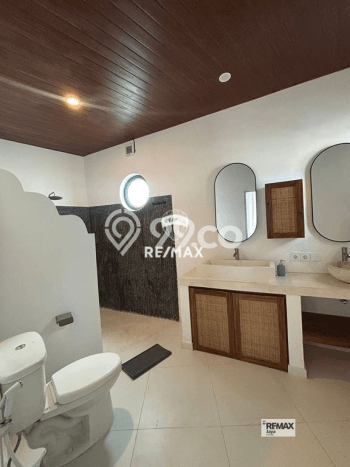 Vila Strategis Kawasan , Area 200m2m², Lingkungan Asri, Available Vila Strategis Kawasan , Area 200m2m², Lingkungan Asri, Available