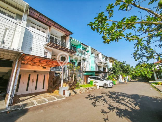 Jual Rumah Bagus Siap Huni LB 190m2 di Beji, Depok Jual Rumah Bagus Siap Huni LB 190m2 di Beji, Depok