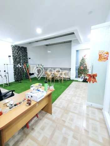 Ready to Use! Luxury House LT 200m2 Desain Elegan di Buah Batu Ready to Use! Luxury House LT 200m2 Desain Elegan di Buah Batu