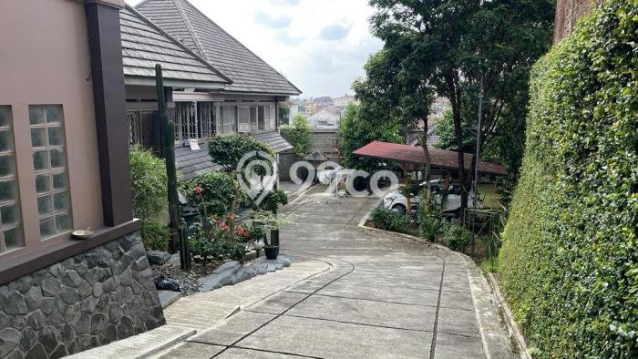 Rumah Elit LB 900m2 Siap Pakai Desain Elegan di Cihanjuang, Bandung Rumah Elit LB 900m2 Siap Pakai Desain Elegan di Cihanjuang, Bandung
