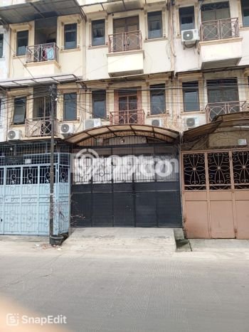Ruko Dijual di Jakarta Barat LT 56m2 & LB 195m2 Lokasi Terbaik! Ruko Dijual di Jakarta Barat LT 56m2 & LB 195m2 Lokasi Terbaik!