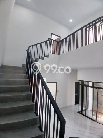 Rumah Elit Modern Tanpa Renovasi di Meruya Jakarta Barat Rumah Elit Modern Tanpa Renovasi di Meruya Jakarta Barat