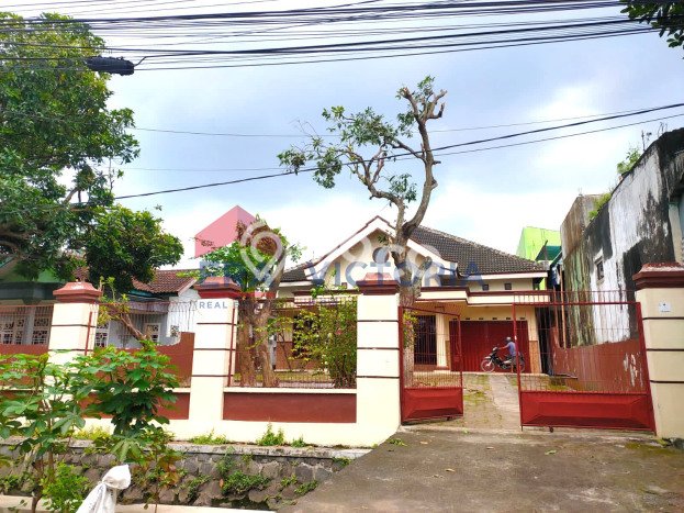 Rumah Mewah LB 300m2 Siap Huni Desain Elegan di Kediri, Kediri Rumah Mewah LB 300m2 Siap Huni Desain Elegan di Kediri, Kediri