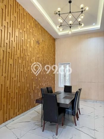 Lokasi strategis! Rumah siap huni disewakan di Kebon Jeruk LB 340m2 Lokasi strategis! Rumah siap huni disewakan di Kebon Jeruk LB 340m2