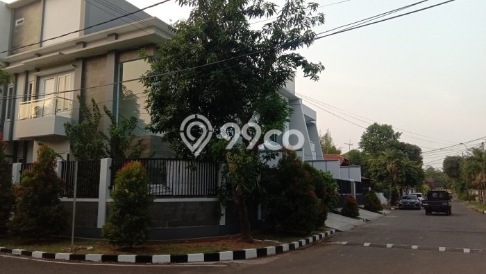 For Sale! Luxury House LT 192m2 Desain Elegan di Pulomas For Sale! Luxury House LT 192m2 Desain Elegan di Pulomas