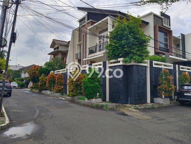 Rumah Elit Modern Tanpa Renovasi di Pulomas Jakarta Timur Rumah Elit Modern Tanpa Renovasi di Pulomas Jakarta Timur