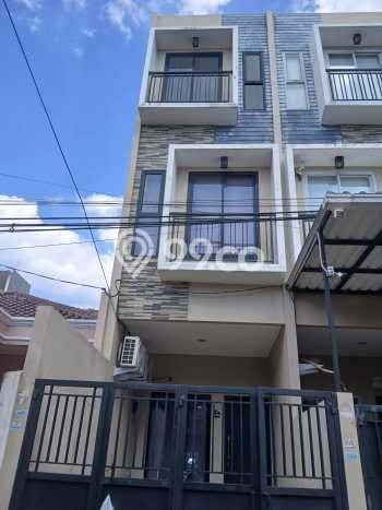 Rumah Strategis Modern Lb 135m2 di Kebon Jeruk, Jakarta Barat Rumah Strategis Modern Lb 135m2 di Kebon Jeruk, Jakarta Barat