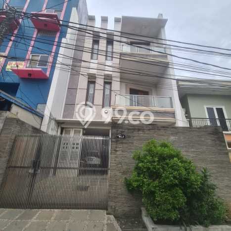 Ready to Use! Premium House LT 176m2 Desain Modern di Jelambar Ready to Use! Premium House LT 176m2 Desain Modern di Jelambar