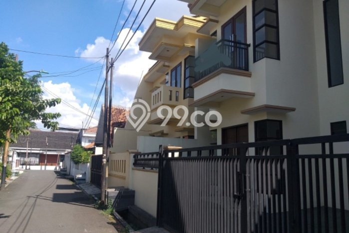 Rumah Elit Modern Tanpa Renovasi di Rawamangun Jakarta Timur Rumah Elit Modern Tanpa Renovasi di Rawamangun Jakarta Timur