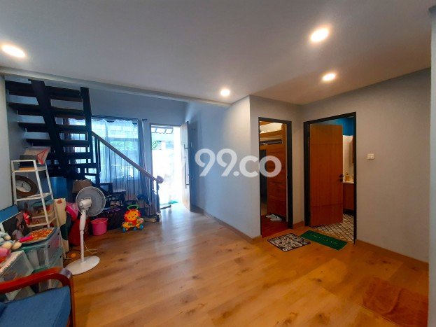 Jual Rumah Luas Elegan Dengan View Cantik di Tomang, Jakarta Barat Jual Rumah Luas Elegan Dengan View Cantik di Tomang, Jakarta Barat