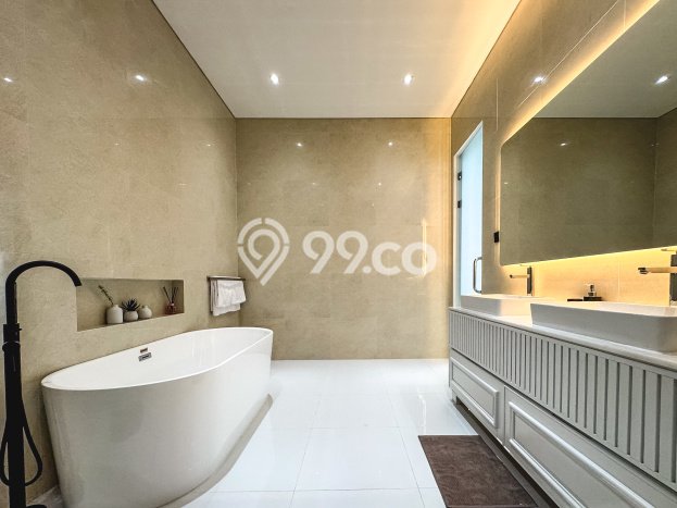 Rumah Bagus Disewakan di Canggu, Badung LT 200m2, LB 370m2 Rumah Bagus Disewakan di Canggu, Badung LT 200m2, LB 370m2