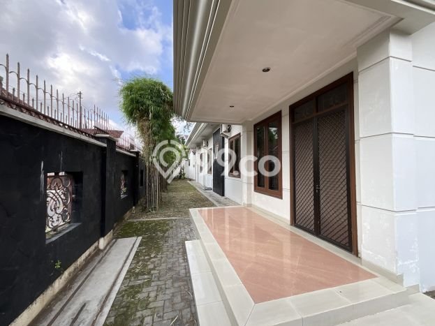 For Sale! Luxury House LT 1081m2 Desain Elegan di Caturtunggal For Sale! Luxury House LT 1081m2 Desain Elegan di Caturtunggal