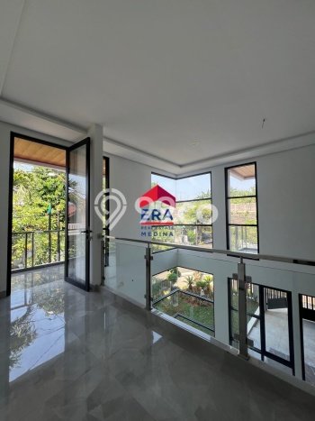 Rumah Mewah LB 330m2 Siap Huni Desain Elegan di Bintaro, Tangerang Selatan Rumah Mewah LB 330m2 Siap Huni Desain Elegan di Bintaro, Tangerang Selatan