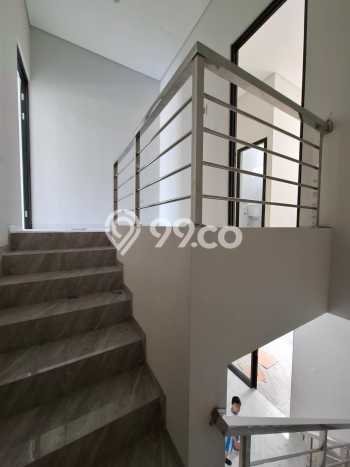 Dijual Rumah 5 Kamar Lokasi Ideal Nyaman dan Strategis di Tenggilis Mejoyo Dijual Rumah 5 Kamar Lokasi Ideal Nyaman dan Strategis di Tenggilis Mejoyo
