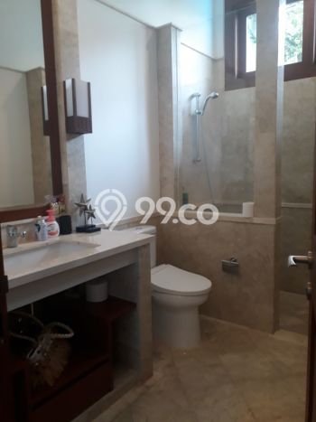 Sewa Rumah Strategis di Kemang LT 670m2 / LB 460m2 Kondisi Bagus Sewa Rumah Strategis di Kemang LT 670m2 / LB 460m2 Kondisi Bagus