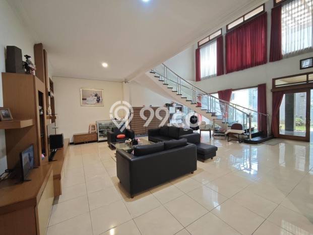 Rumah Mewah LB 510m2 Siap Huni Desain Elegan di Mekar Wangi, Bandung Rumah Mewah LB 510m2 Siap Huni Desain Elegan di Mekar Wangi, Bandung