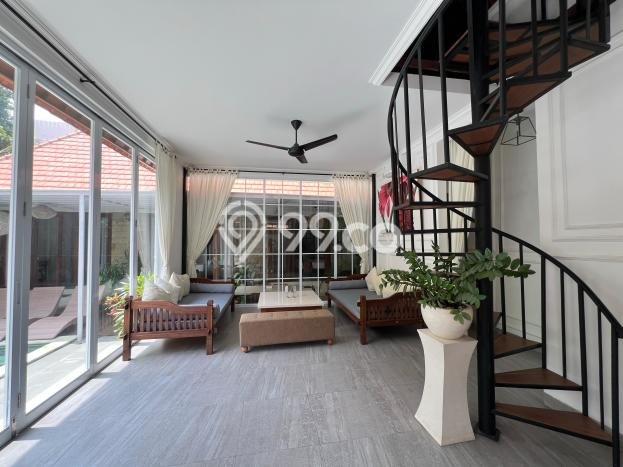 Rumah Elit LB 210m2 Siap Pakai Desain Elegan di Kerobokan, Badung Rumah Elit LB 210m2 Siap Pakai Desain Elegan di Kerobokan, Badung