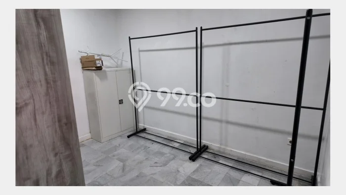 BEST DEAL! Rumah di , 2 KM, Akses Mudah Pusat Kota, Luas 200m2m² Bangunan 220m2m² BEST DEAL! Rumah di , 2 KM, Akses Mudah Pusat Kota, Luas 200m2m² Bangunan 220m2m²