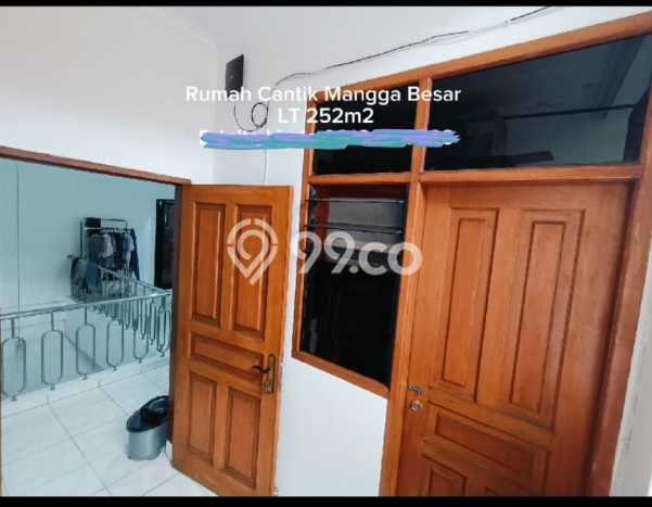 Rumah Mewah LB 252m2 Siap Pakai Desain Elegan di Karang Anyar, Jakarta Pusat Rumah Mewah LB 252m2 Siap Pakai Desain Elegan di Karang Anyar, Jakarta Pusat