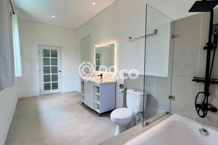 Hunian Ideal dengan LT 400m2 & LB 800m2 Dikontrakkan di SCBD Hunian Ideal dengan LT 400m2 & LB 800m2 Dikontrakkan di SCBD