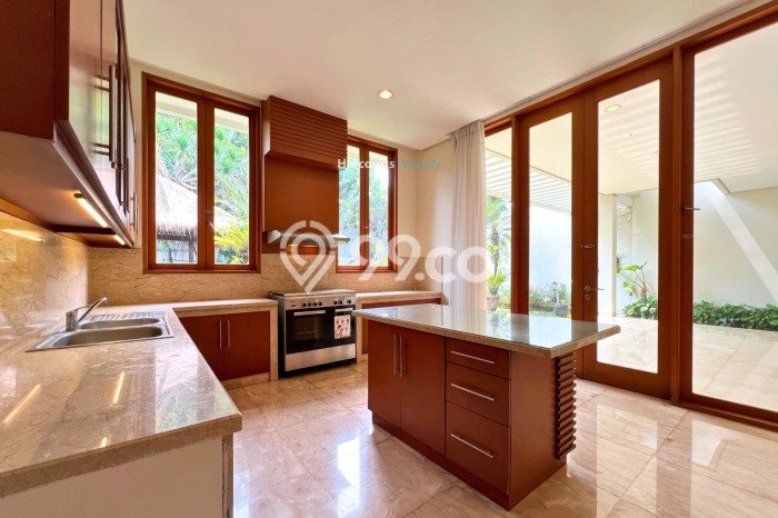 Hunian Ideal dengan LT 630m2 & LB 600m2 Disewakan di Kemang Hunian Ideal dengan LT 630m2 & LB 600m2 Disewakan di Kemang