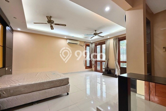 Hunian Kondisi Baik Disewakan di Pondok Indah, Jakarta Selatan LT 600m2, LB 1200m2 Hunian Kondisi Baik Disewakan di Pondok Indah, Jakarta Selatan LT 600m2, LB 1200m2