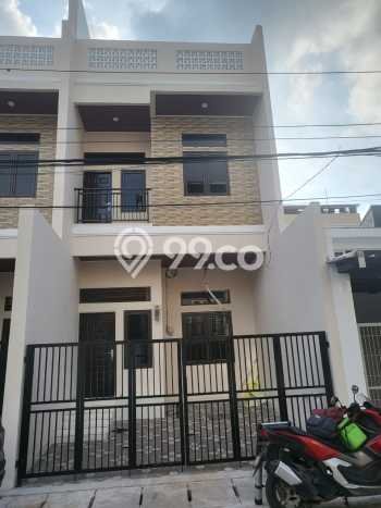 Rumah Modern Cantik 4 KT Bisa Langsung Pindah di Kelapa Gading Rumah Modern Cantik 4 KT Bisa Langsung Pindah di Kelapa Gading