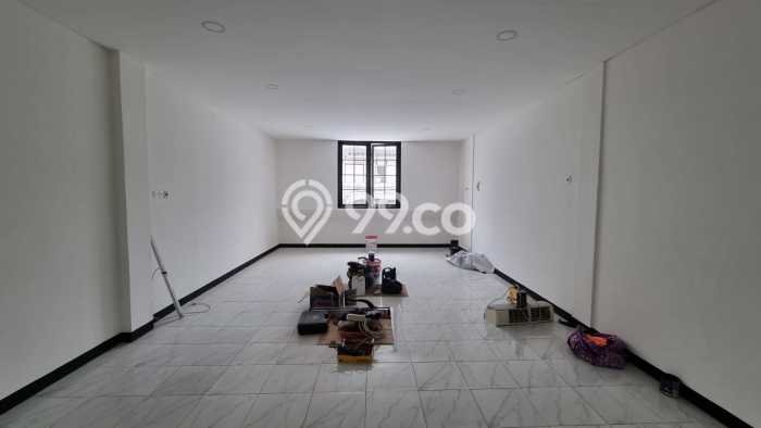 Unit Ruko Dijual di Jakarta Barat LT 82m2 & LB 200m2 Unit Ruko Dijual di Jakarta Barat LT 82m2 & LB 200m2