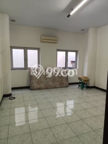 Ruko Disewa di Jakarta Barat dengan LB 240m2 Area Komersial Ramai Ruko Disewa di Jakarta Barat dengan LB 240m2 Area Komersial Ramai
