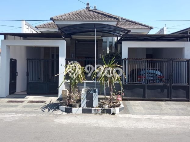 Hunian Elit LB 190m2 Siap Pakai Desain Elegan di Manyar, Surabaya Hunian Elit LB 190m2 Siap Pakai Desain Elegan di Manyar, Surabaya